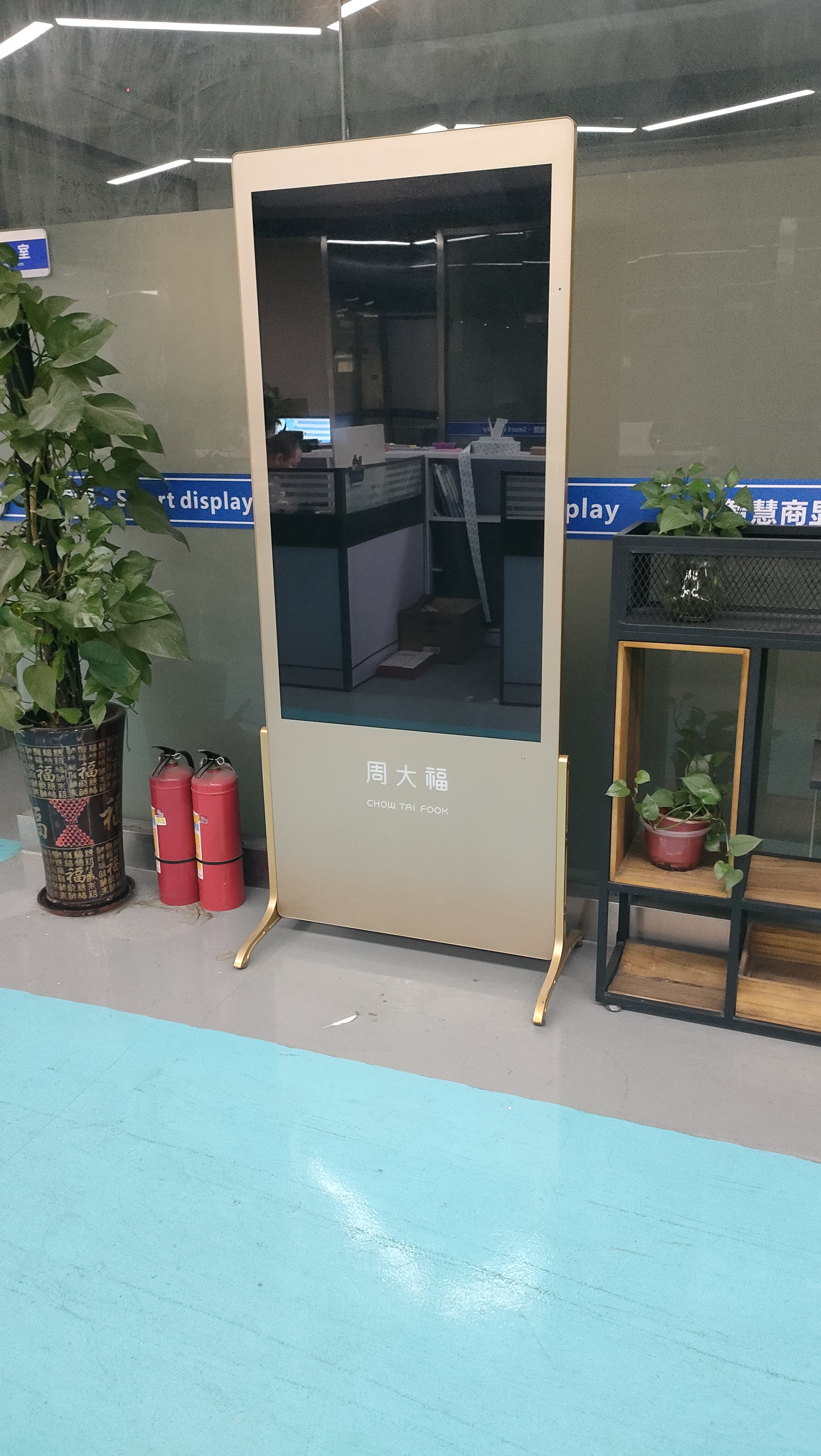 快狐品牌液晶广告机为周大福连锁门店购物购物应用案列(图4)